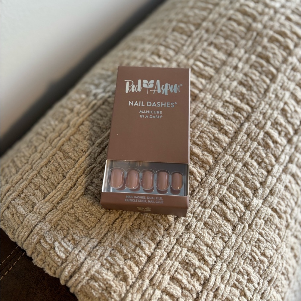 Red Aspen | Nail Dashes